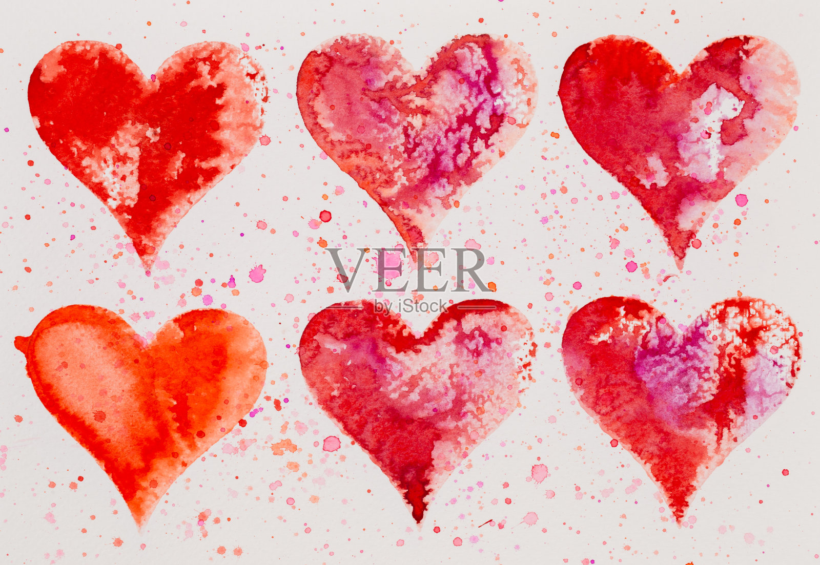 水彩画上粉红色的心，在白色的水彩纸上。照片摄影图片