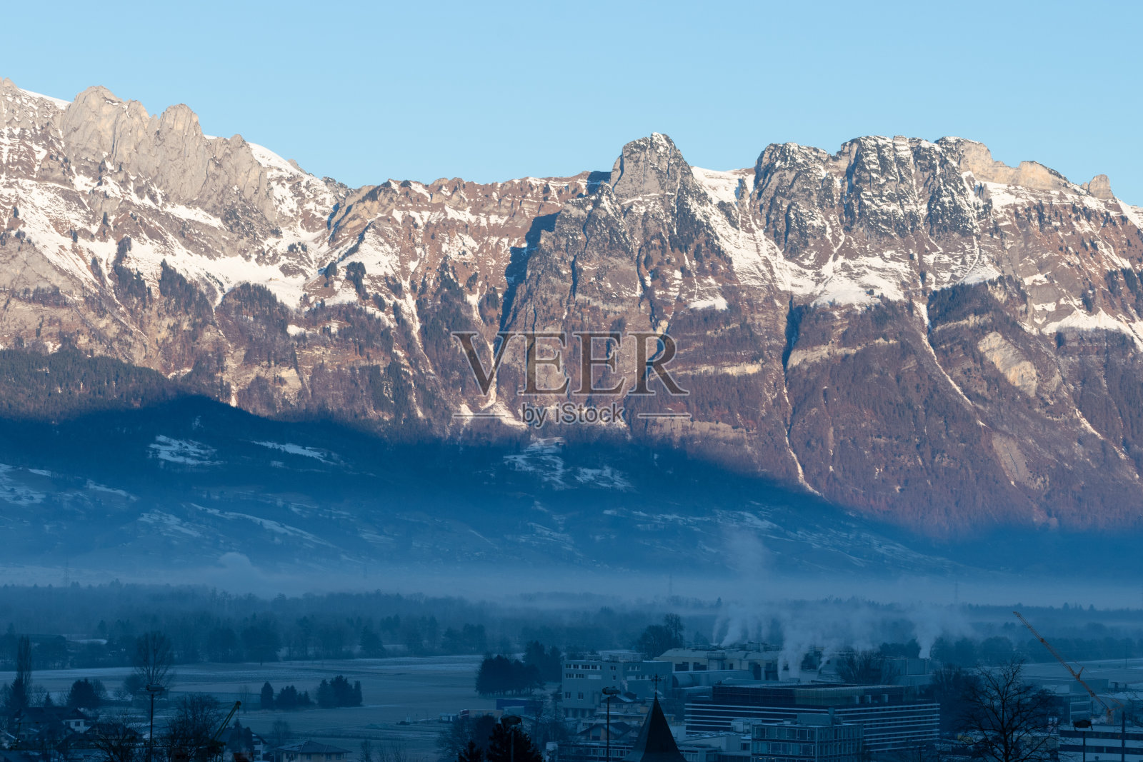 清晨时分的瑞士山景照片摄影图片
