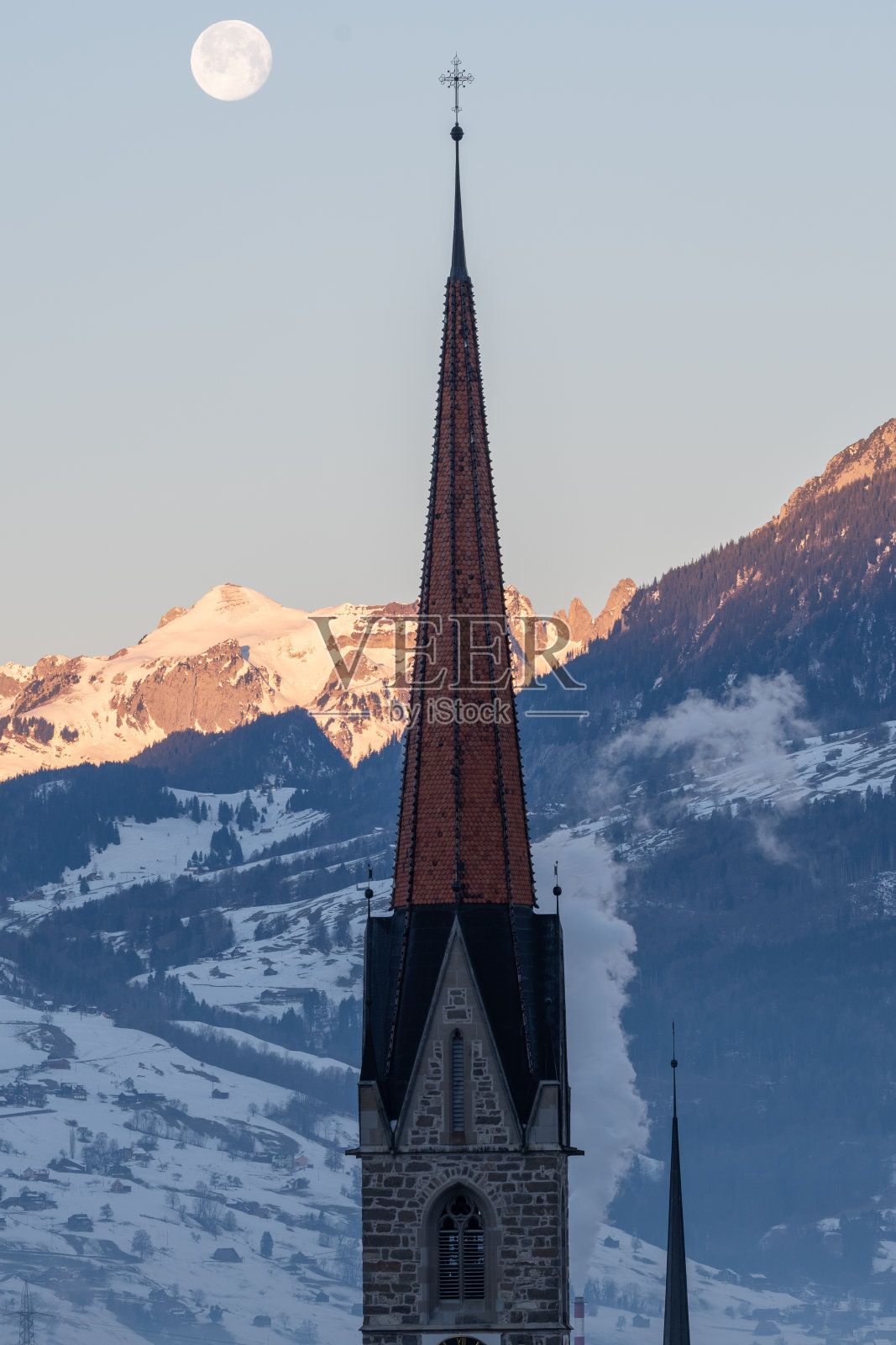 在列支敦士登的沙恩，清晨的满月照片摄影图片