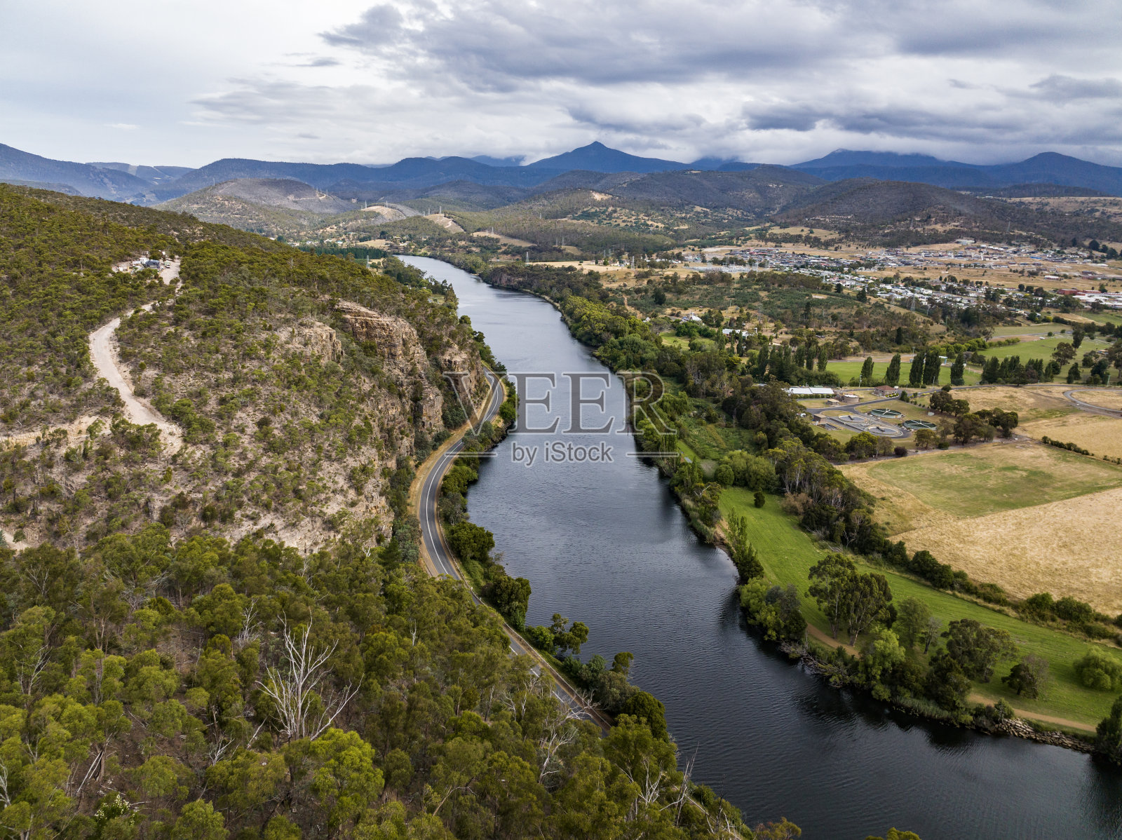 高角度无人机拍摄的德温特河，是澳大利亚塔斯马尼亚岛的主要河流之一，靠近新诺福克镇，距离塔斯马尼亚首府霍巴特30公里。照片摄影图片