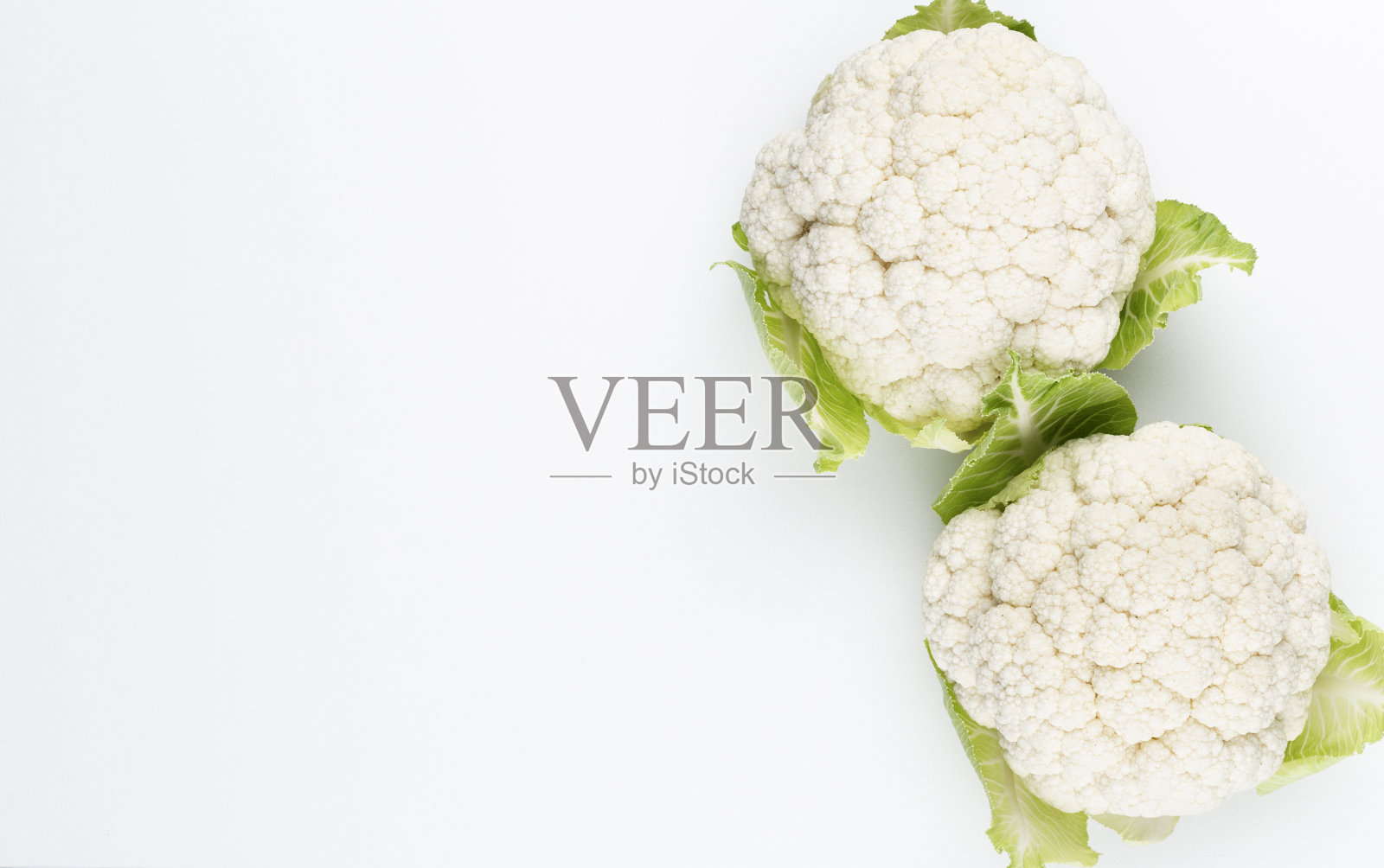 一个新鲜的花椰菜头。健康饮食和素食主义。颜色背景。照片摄影图片