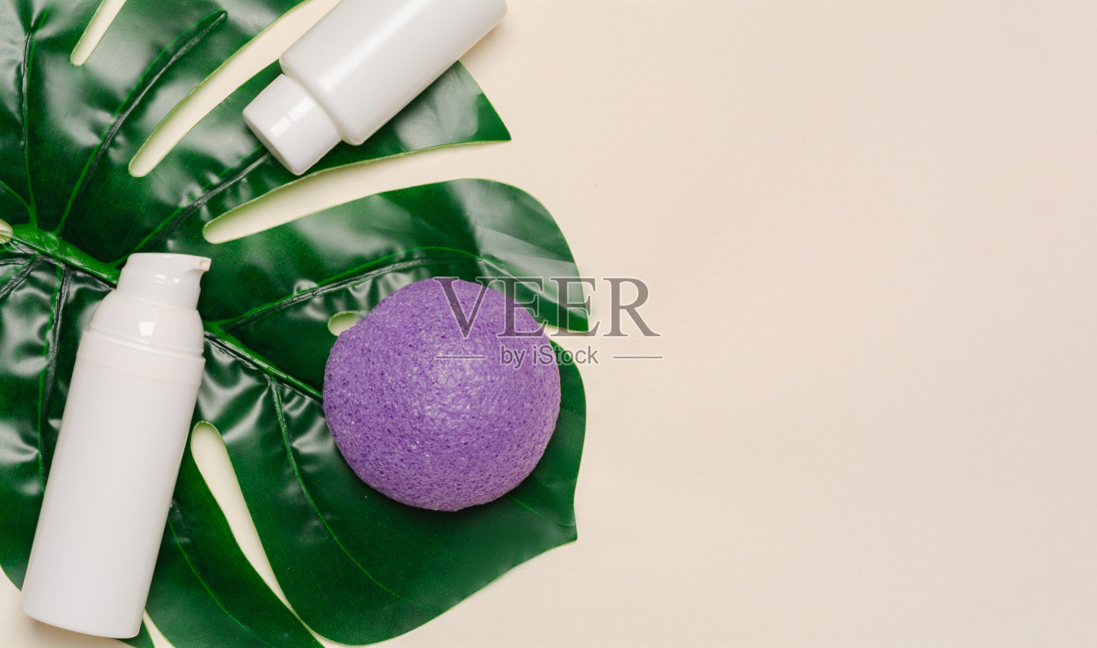 面部化妆品产品和魔芋海绵在米色的背景照片摄影图片