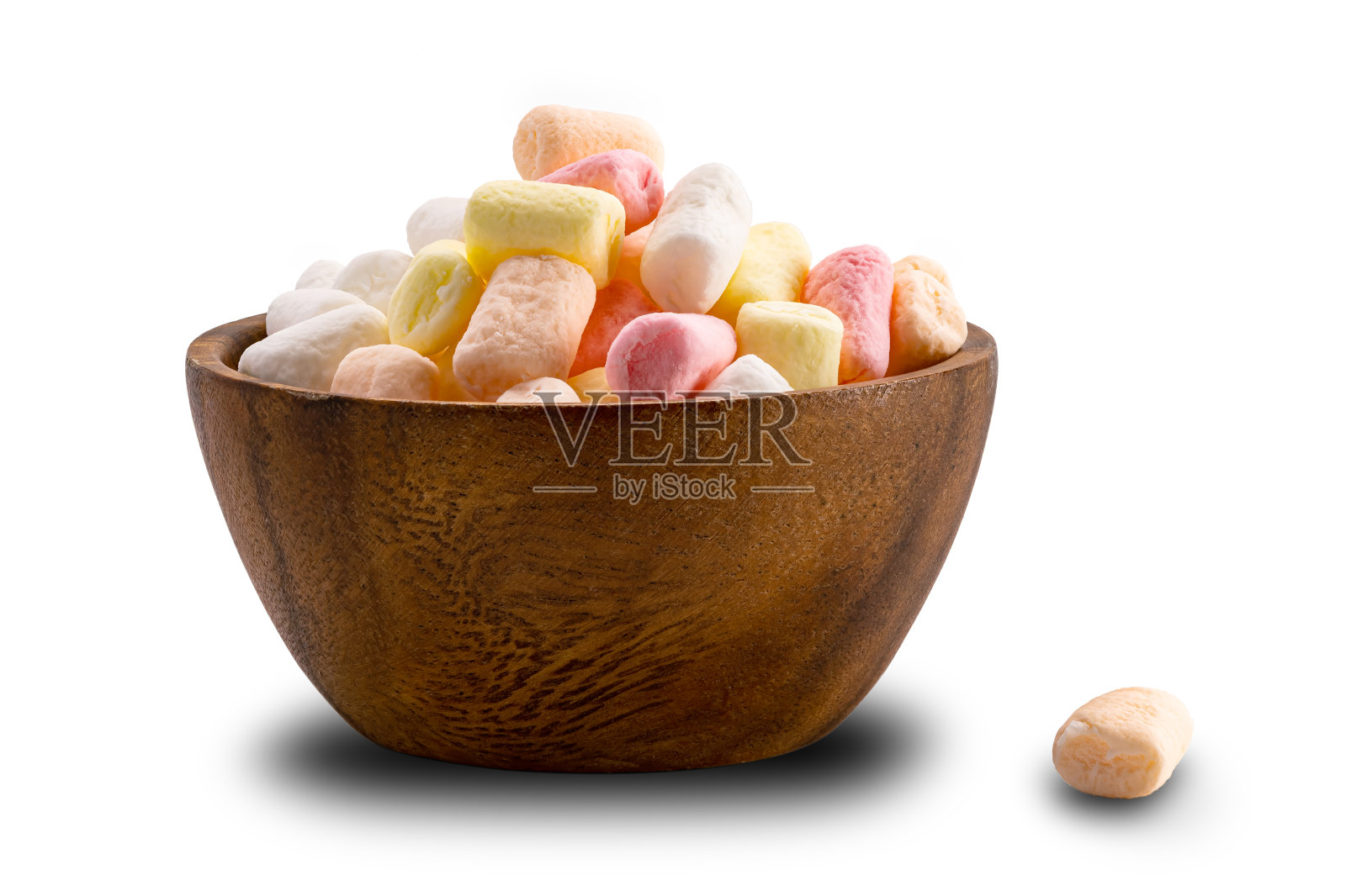 在白色的背景上，一堆五颜六色美味的棉花糖在一个木制的杯子里。照片摄影图片