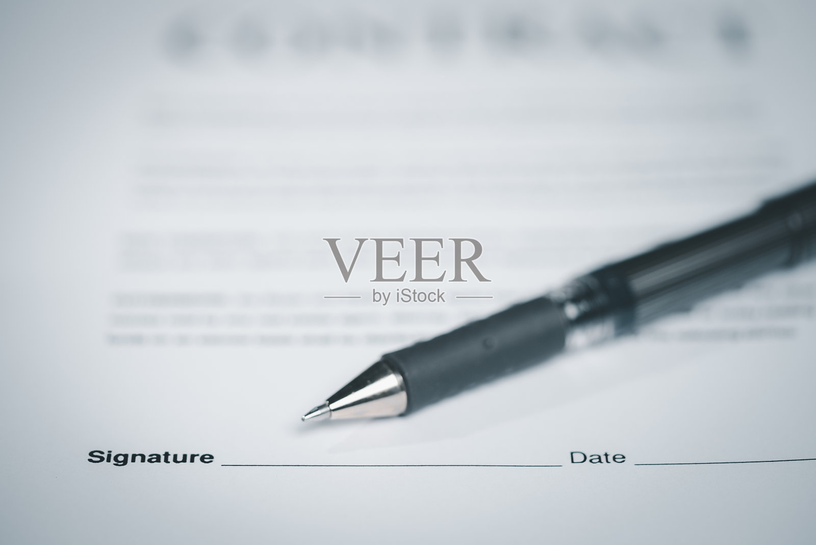 书面合同协议书在文件上签字照片摄影图片