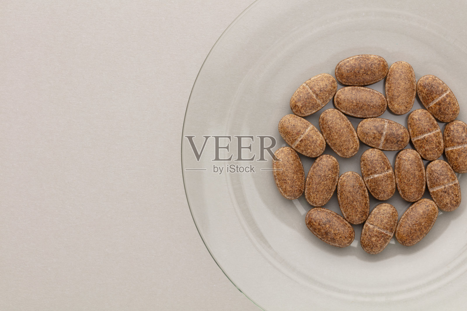 顺势疗法药物补充。替代医学。维生素胶囊。照片摄影图片