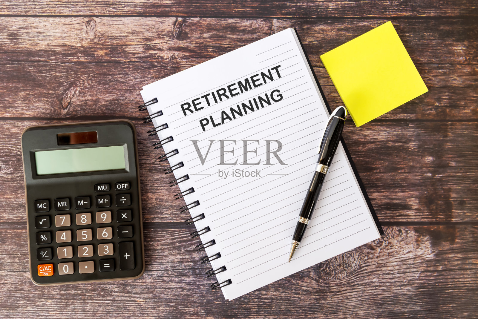 记事本上的退休计划照片摄影图片