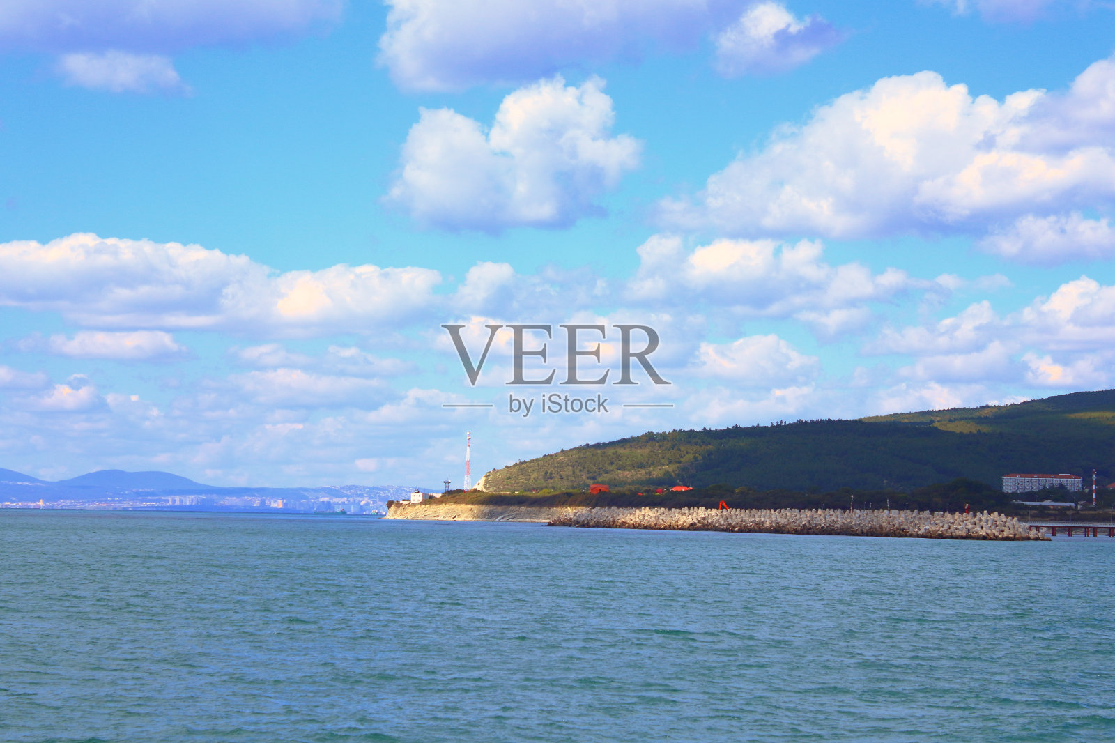 乘船旅行。后流。大海，城市和山脉。背景。景观。照片摄影图片