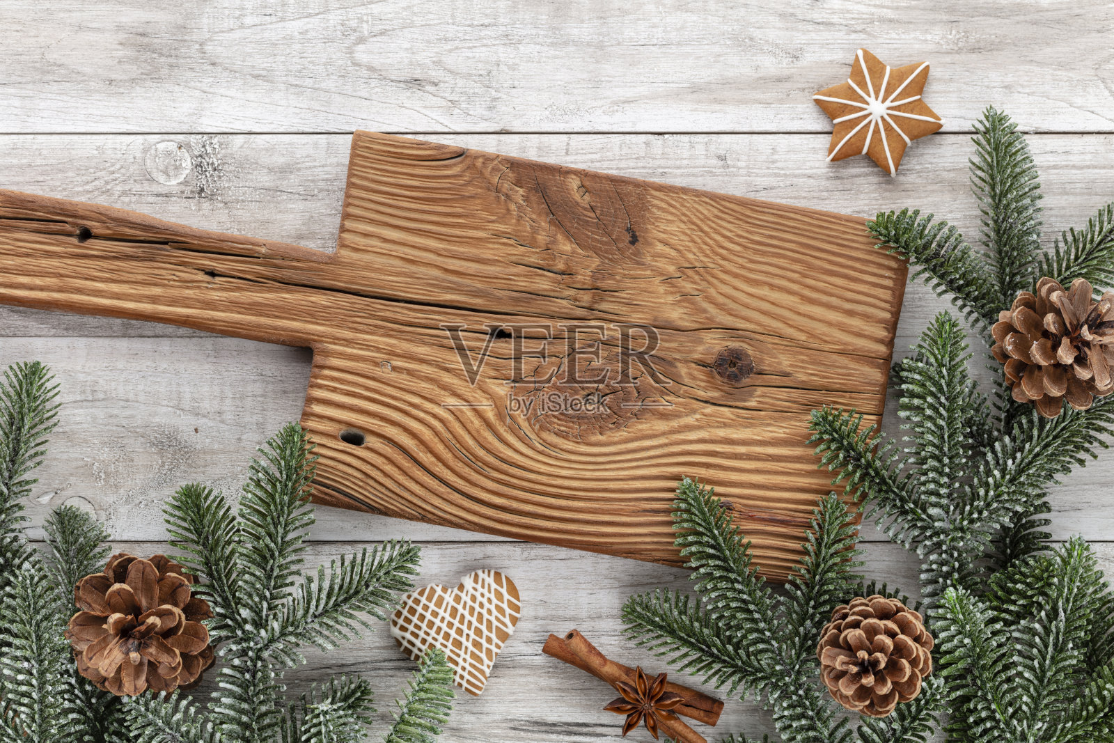 木桌上自制圣诞姜饼饼干。照片摄影图片