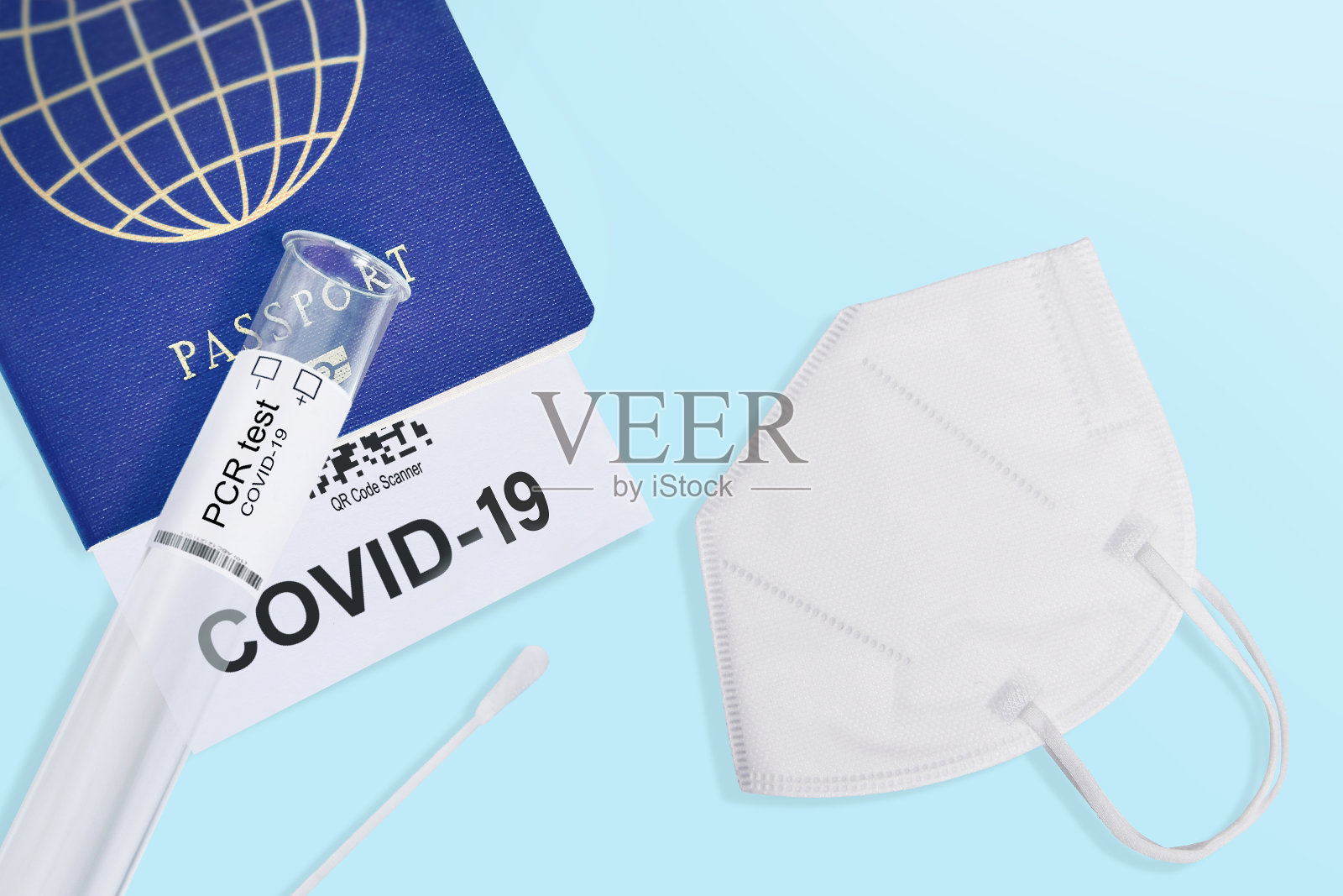 新冠病毒与旅游概念，旅游护照上的新冠病毒PCR检测标志。由于封锁，在机场诊断冠状病毒。在大流行期间，商业和旅游业受到冠状病毒的打击照片摄影图片