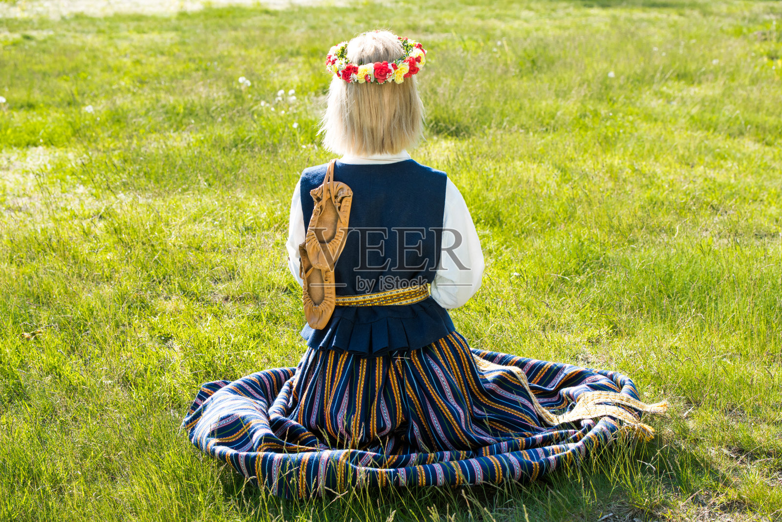 拉脱维亚身着传统服装的妇女。Ligo民间。照片摄影图片