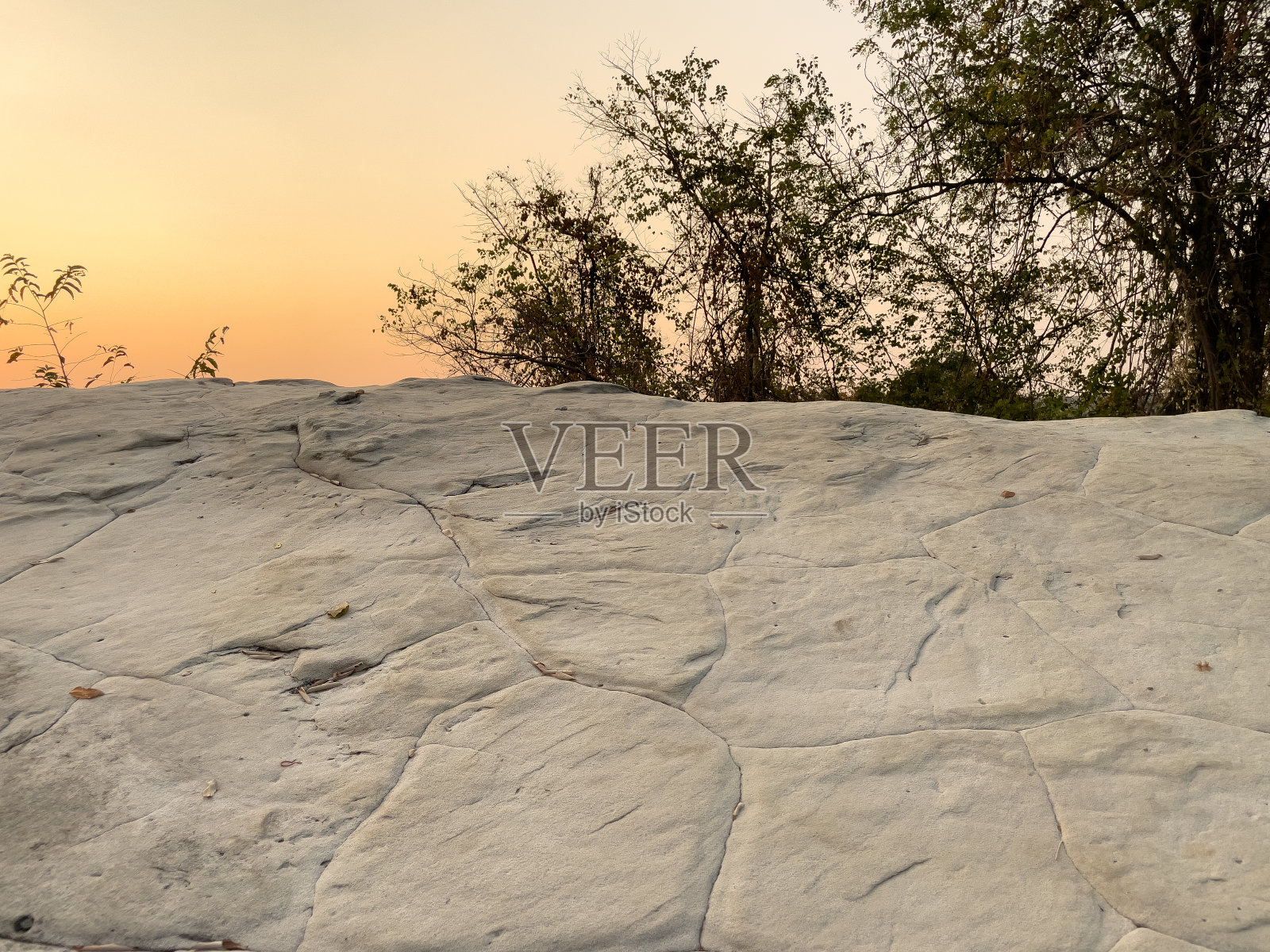 白色悬崖上的金色天空。照片摄影图片