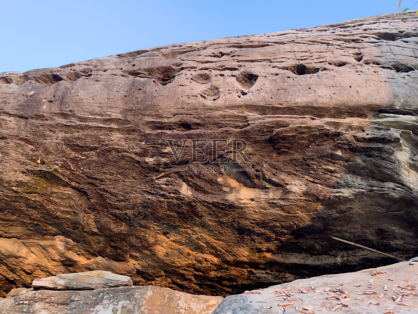 山顶上的悬崖峭壁。照片摄影图片