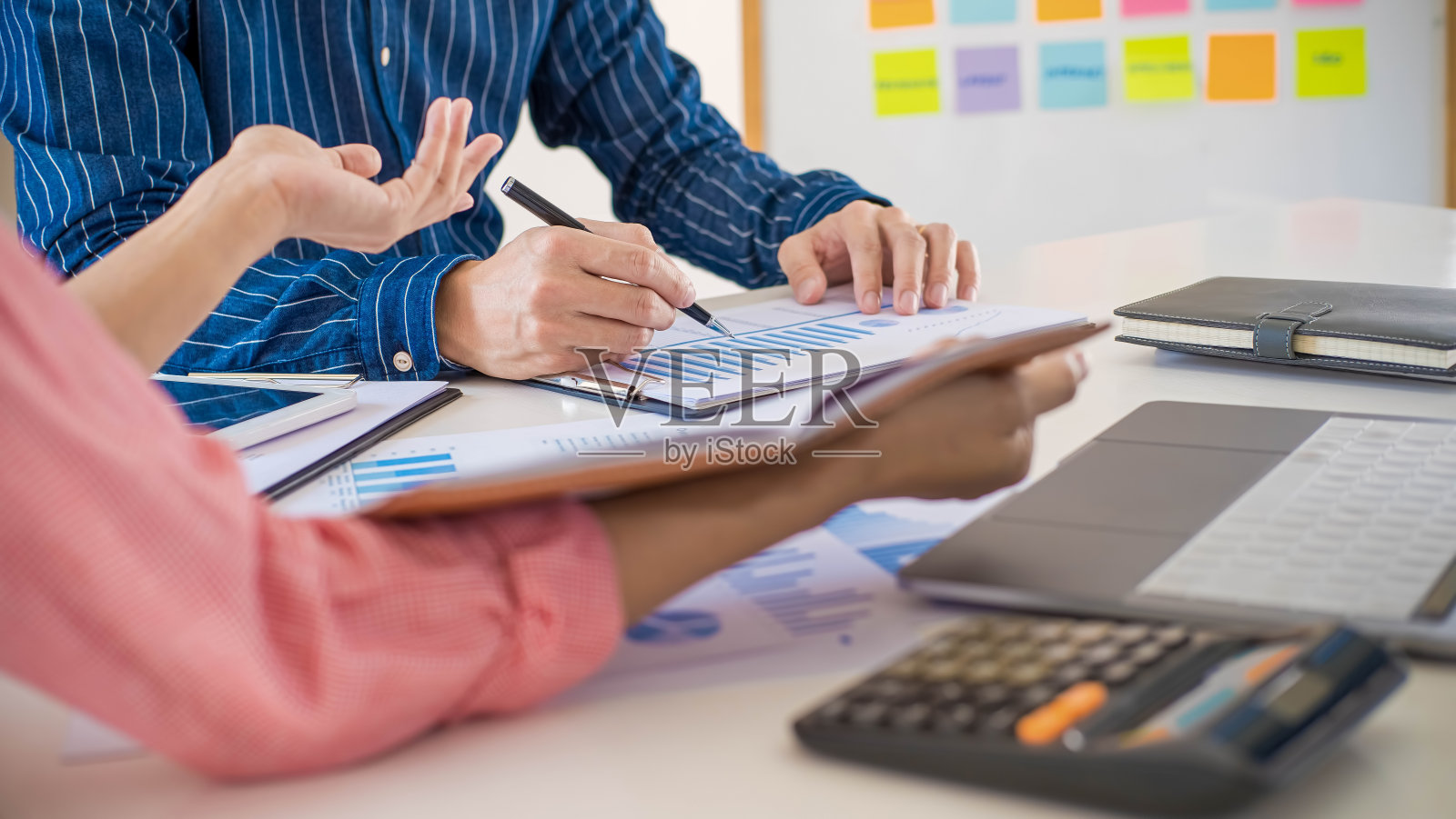 创业伙伴们正在讨论新的发展战略。照片摄影图片