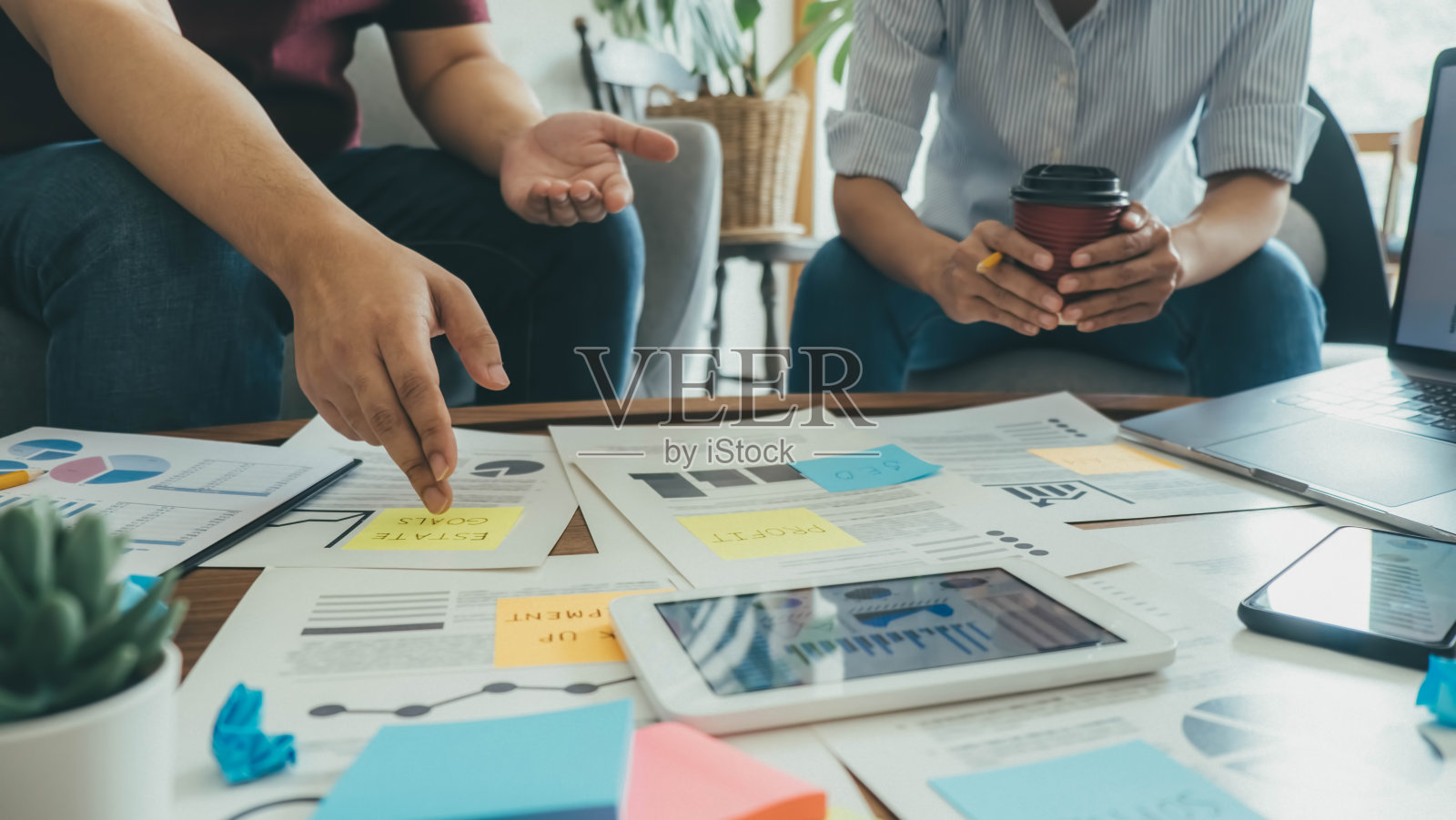 创业伙伴们正在讨论新的发展战略。照片摄影图片