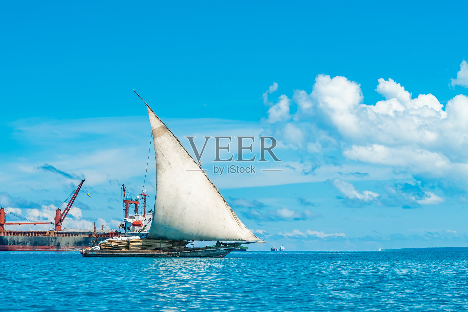 在印度洋水域装载木材的木船。坦桑尼亚桑给巴尔岛,照片摄影图片