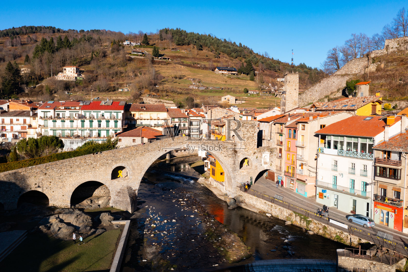 比利牛斯山脉的坎普罗顿鸟瞰图，中世纪的桥横跨特尔河照片摄影图片