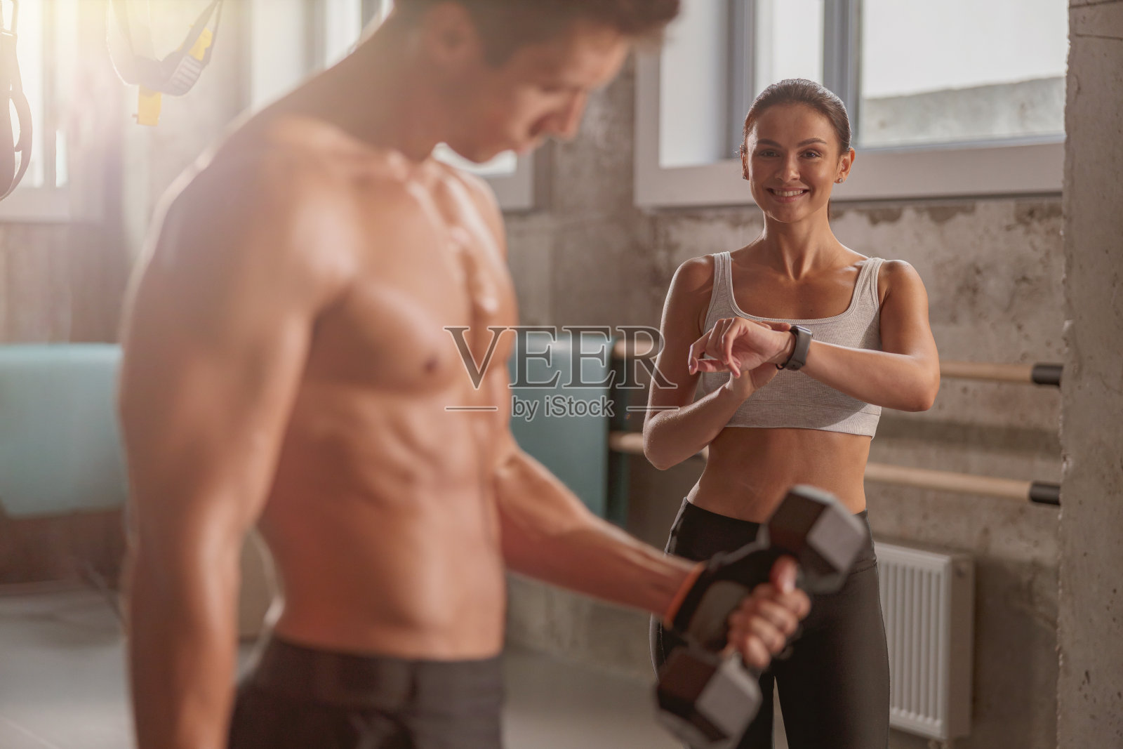 一对年轻的男女站在体育馆照片摄影图片