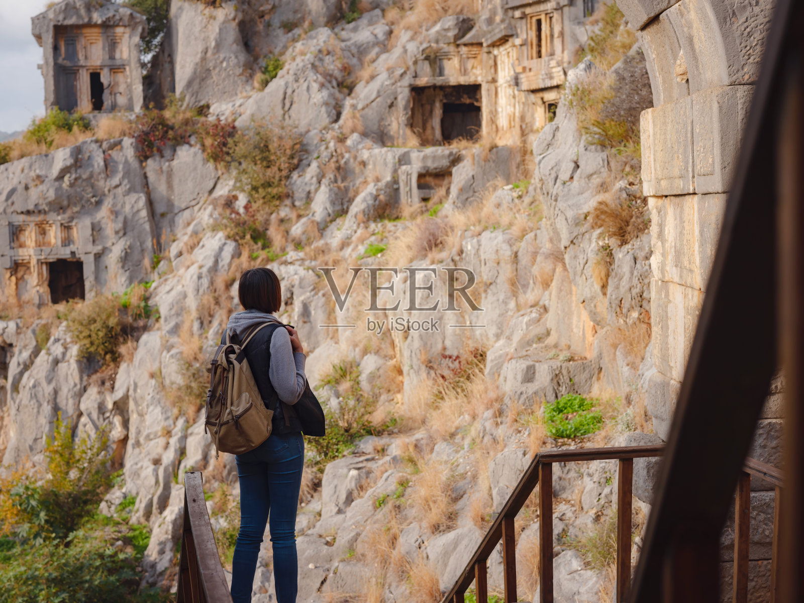 在土耳其的迈拉，考古学家发现了利西亚岩石切割的古墓照片摄影图片
