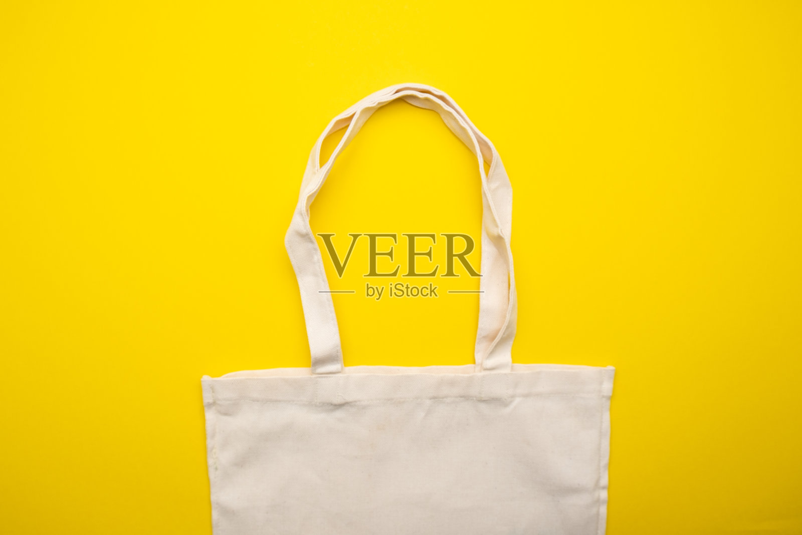 生态袋在黄色背景俯视图照片摄影图片