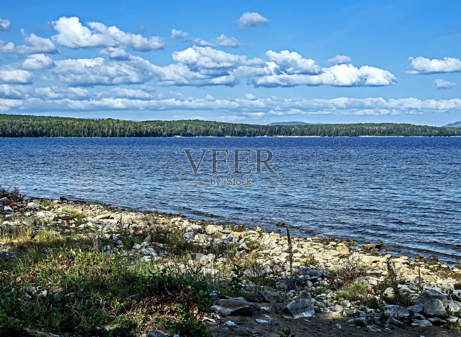 蓝天白云，湖面上照片摄影图片