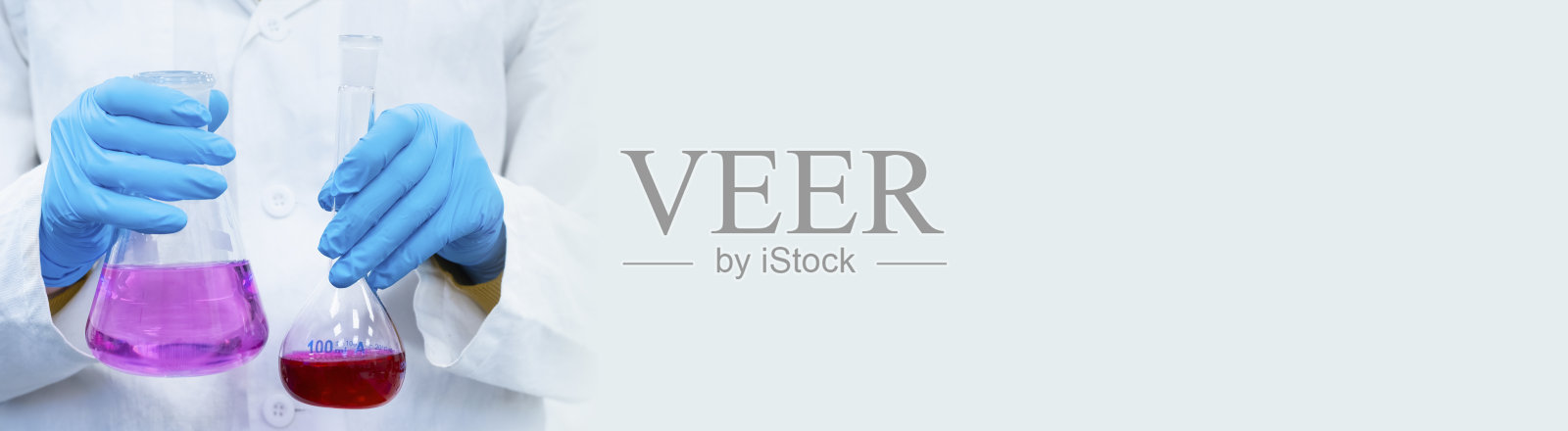 横幅与化学家拿着一个锥形或锥形的玻璃烧瓶滴定与明亮的液体，复印空间。现代分析化学实验室。照片摄影图片