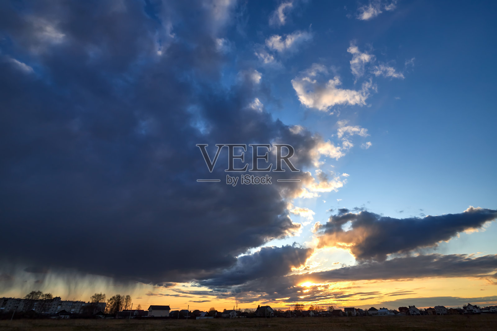 黄昏天空背景与彩色天空在黄昏背景。夏日夕阳下的壮观天空。照片摄影图片
