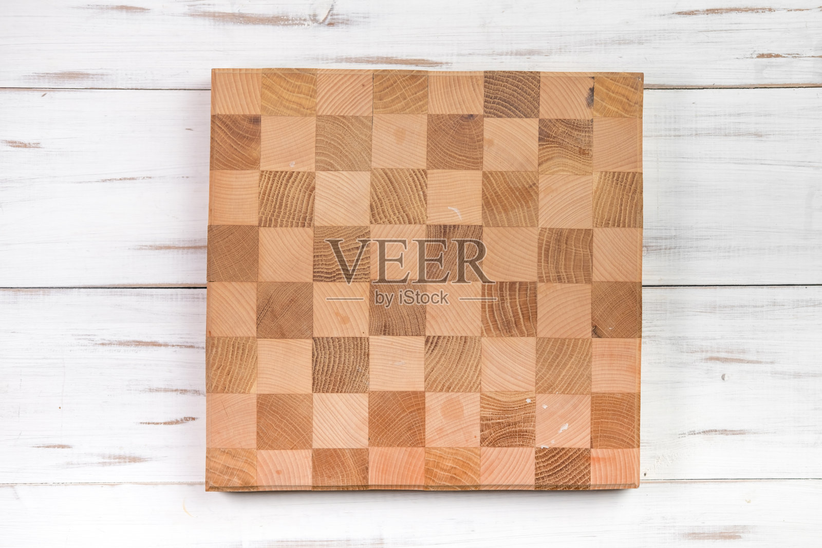 橡木笼子里的空砧板。光木制背景。照片摄影图片