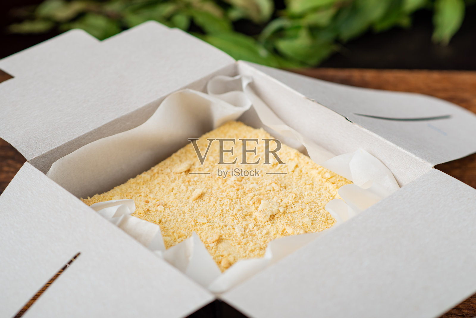 纸箱里的拿破仑蛋糕。甜蜜的礼物。交付的糖果。照片摄影图片