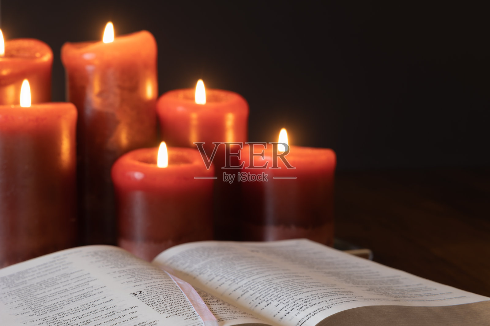 打开圣经和红蜡烛照片摄影图片