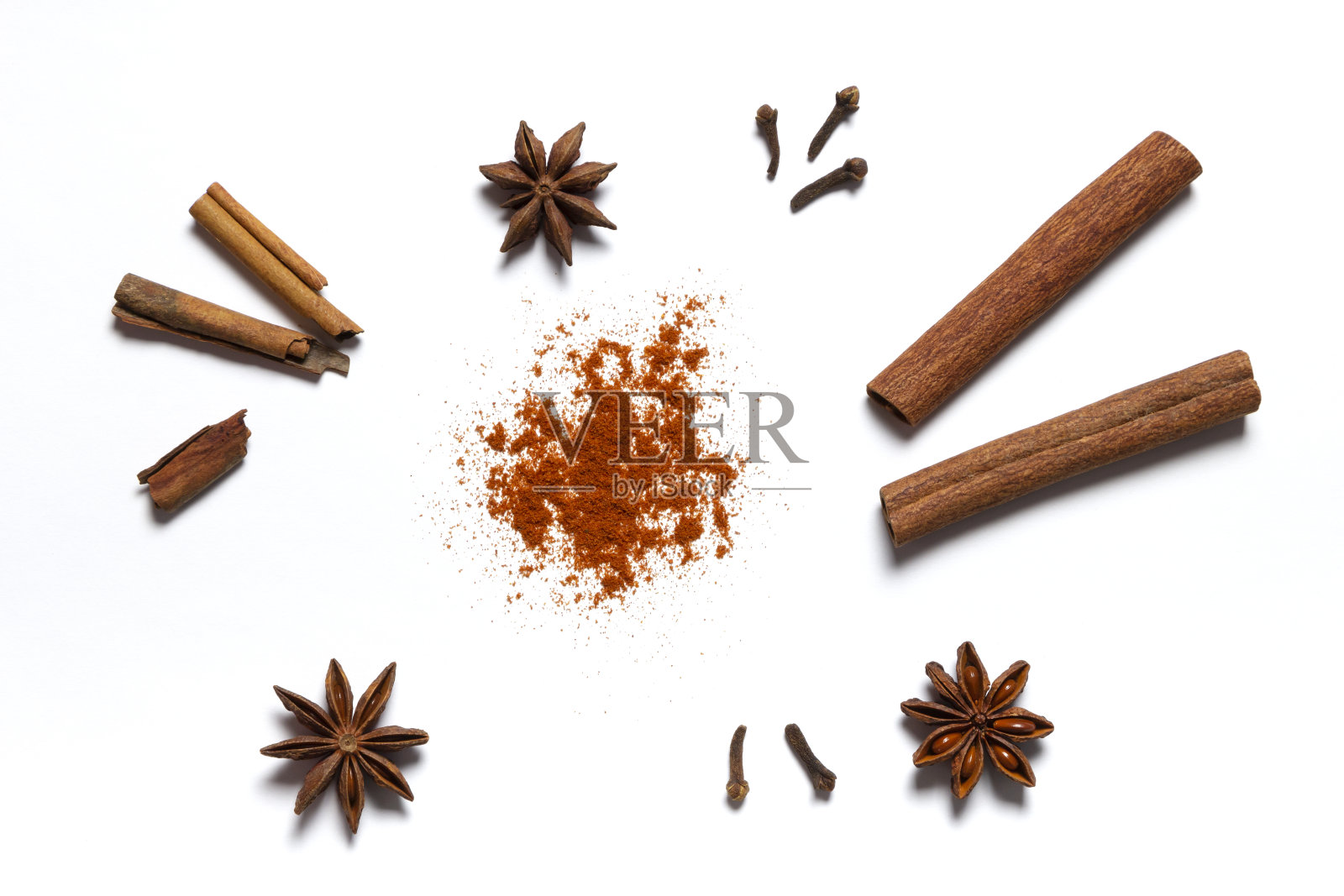 白底茴香，丁香，辣椒粉，肉桂粉。照片摄影图片