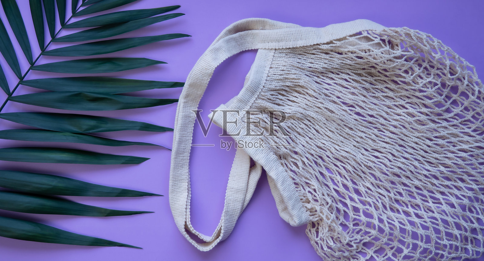 空网眼购物袋。丁香和紫色底色。关爱环境，无塑料概念。环保网。照片摄影图片