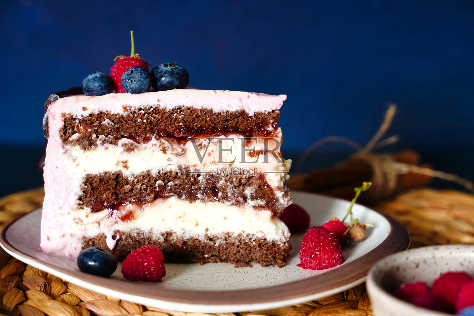 蛋糕，奶油芝士巧克力海绵蛋糕饼干。照片摄影图片