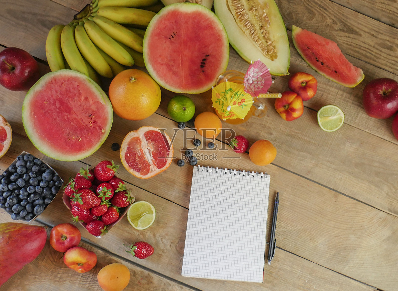 水果。各种水果，橘子，酸橙。不同的水果在树上。木质背景上的异国水果。本空间照片摄影图片
