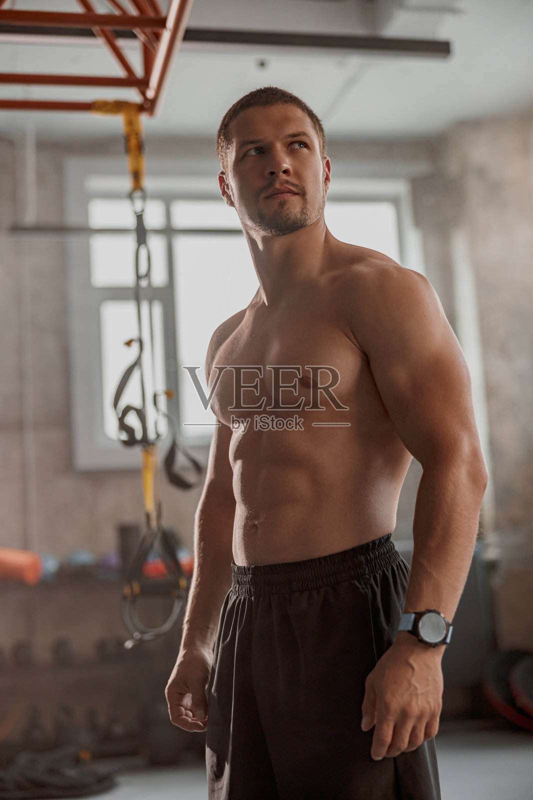 英俊的男性私人教练在健身房工作照片摄影图片