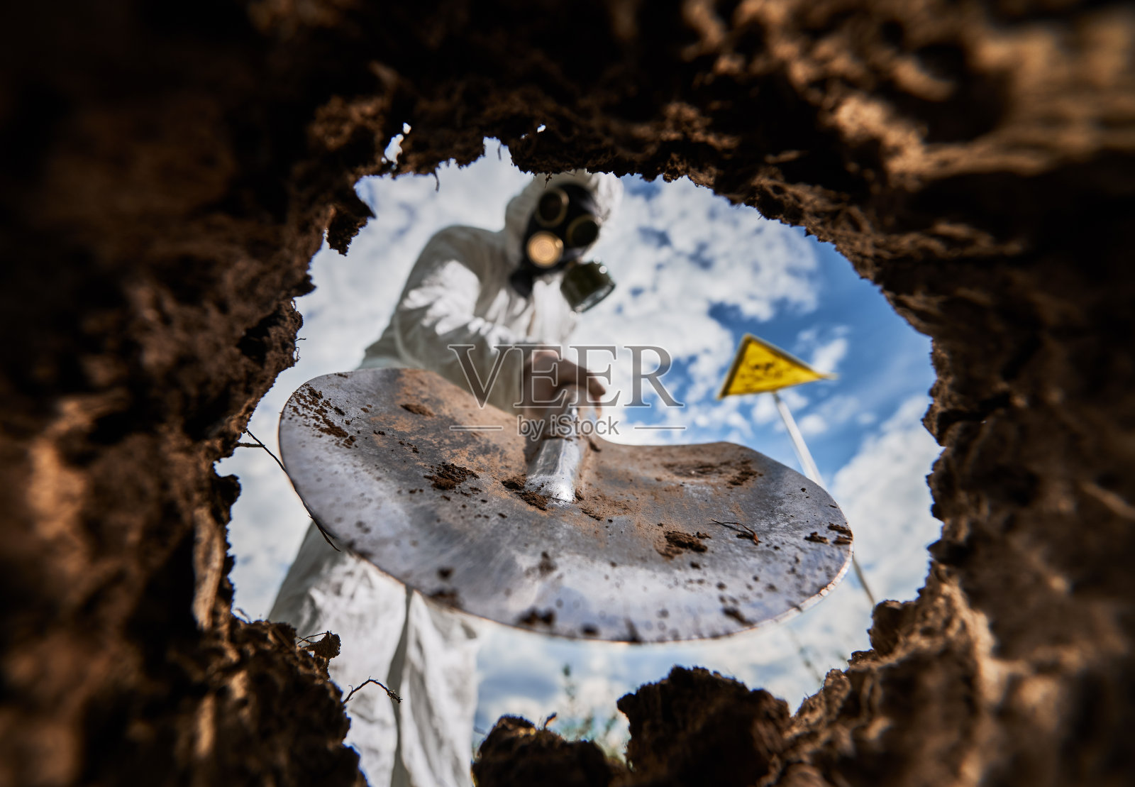 生态专家铲挖坑，在污染地区植树。照片摄影图片