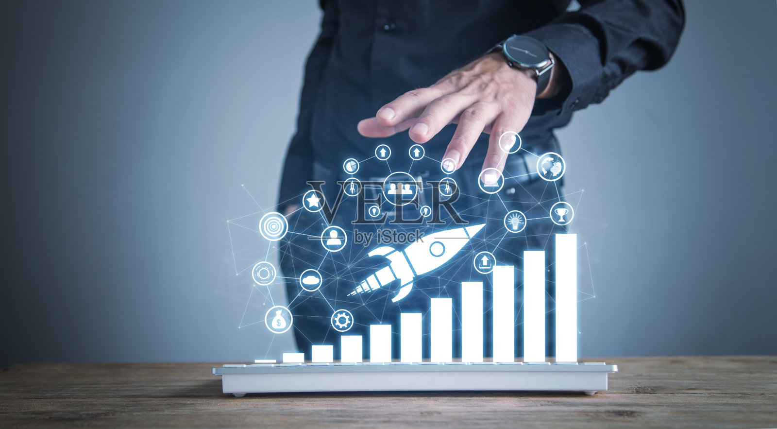 男子显示火箭和图表图标和网络。金融公司。增长。成功照片摄影图片