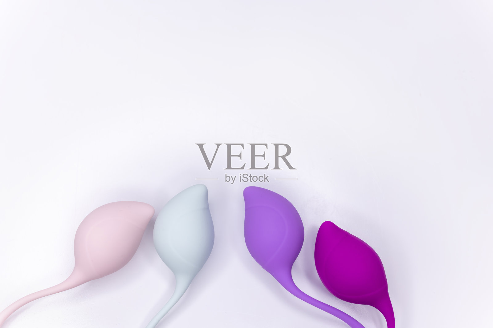 多色训练凯格尔蛋在白色的背景。女性的骨盆肌肉照片摄影图片