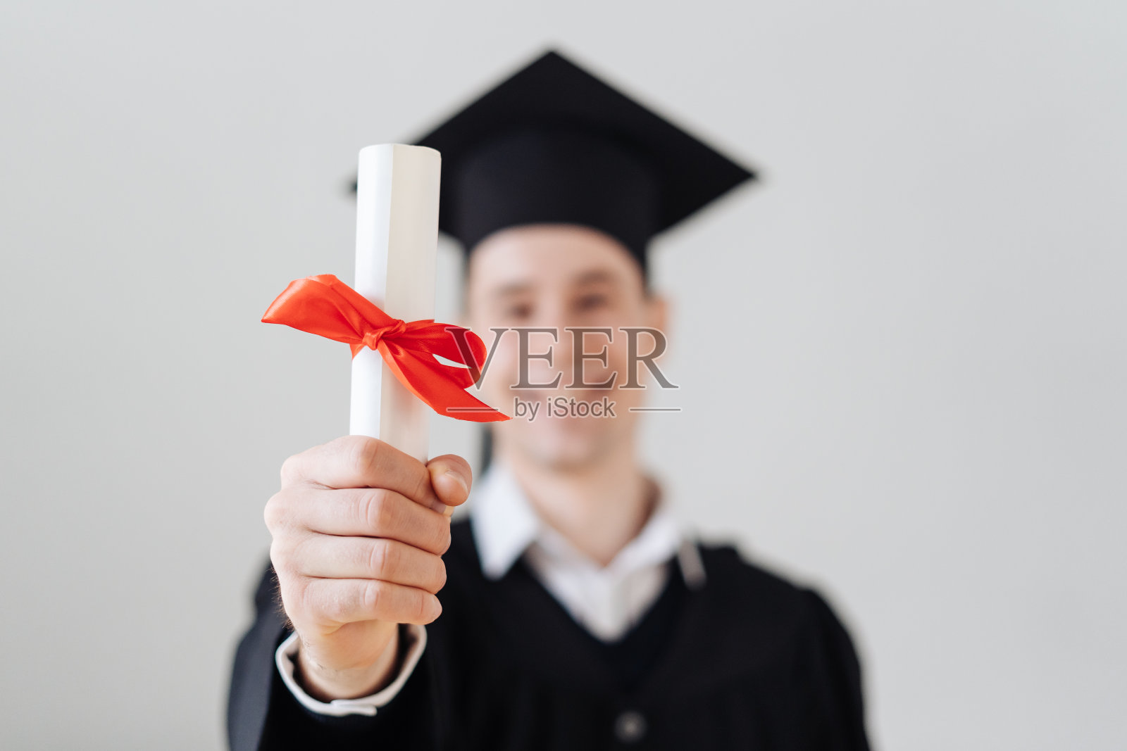 获得学士学位的白人年轻人感到非常兴奋照片摄影图片