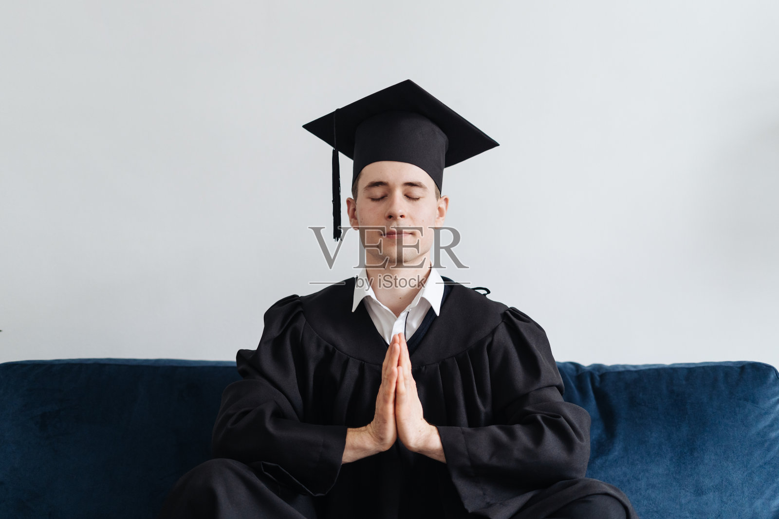 获得学士学位的白人年轻人感到非常兴奋照片摄影图片