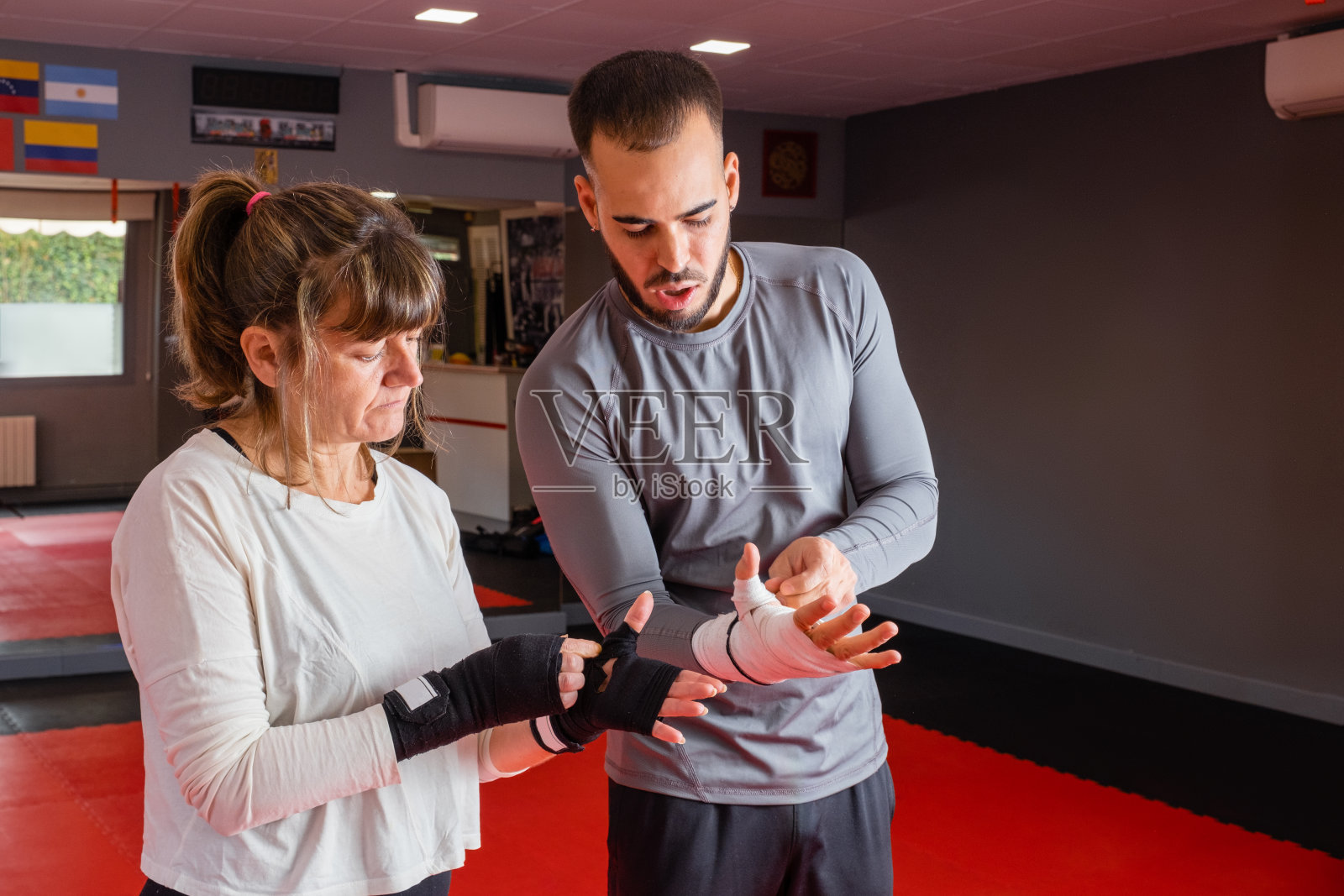 成熟的学生和老师在拳击馆照片摄影图片