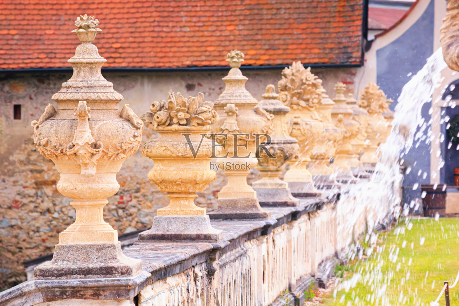 夏季城市景观——在克鲁姆洛夫城堡阳台栏杆上的雕塑花瓶照片摄影图片