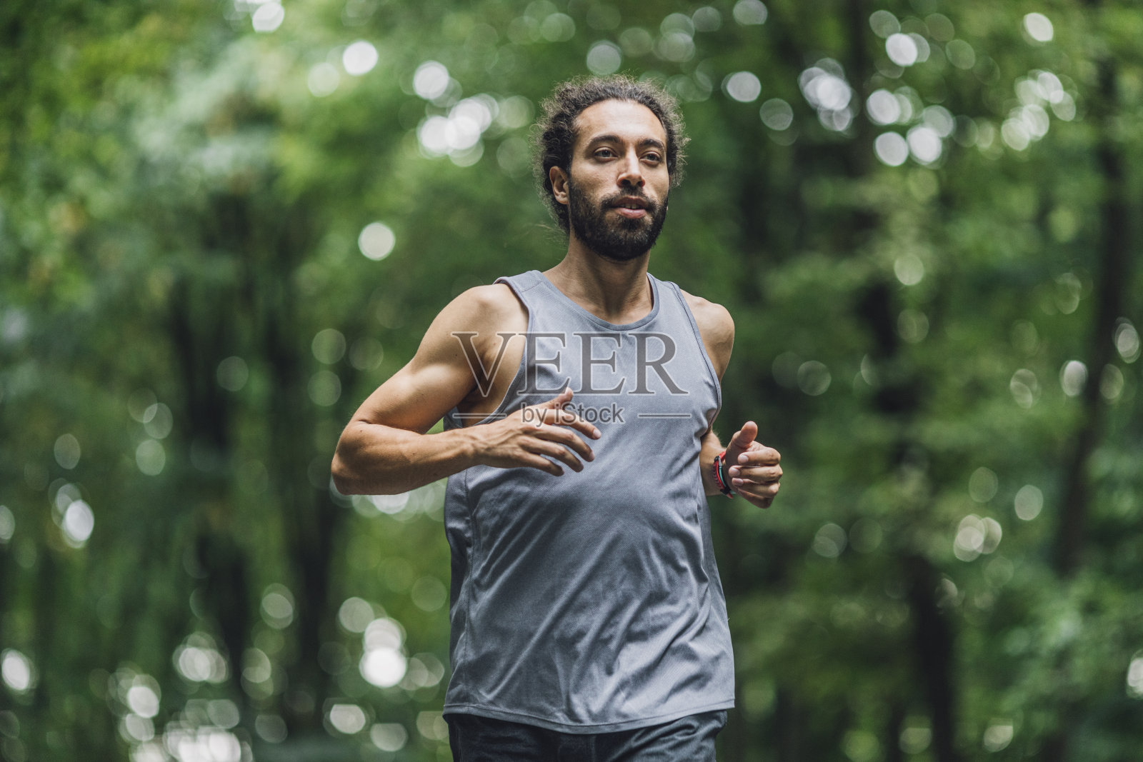 一个喜欢运动的男人很高兴赢得了他的第一次马拉松照片摄影图片