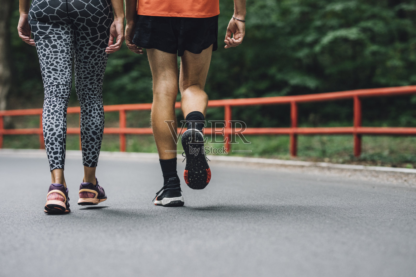 一个穿着运动服正在散步的不认识的男女照片摄影图片