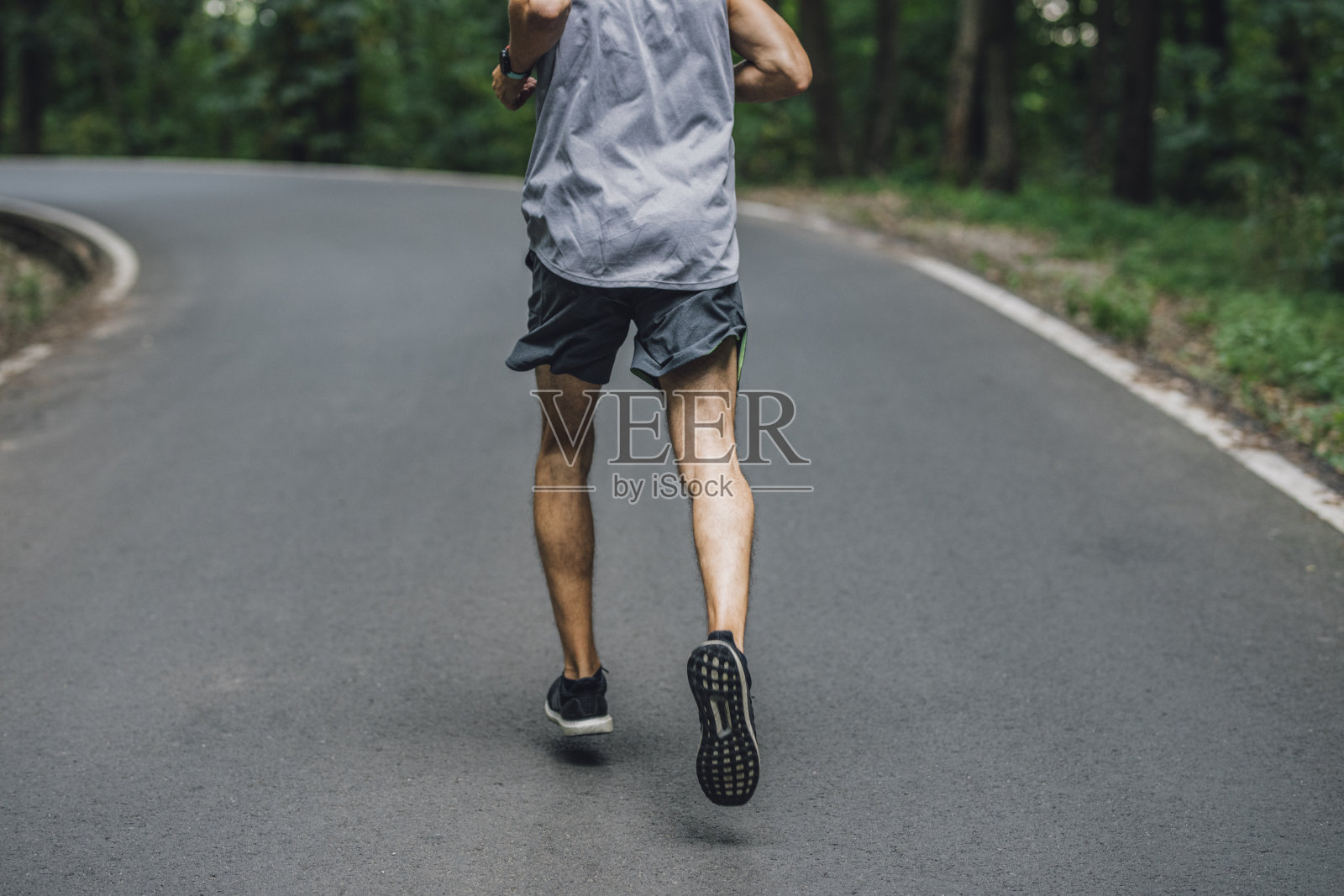 一位不知名的男性第一次跑马拉松照片摄影图片