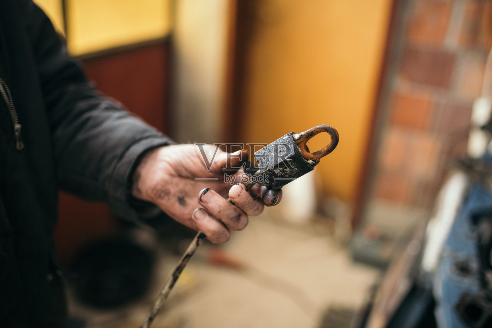 一个老人拿着一辆旧车的特写镜头。照片摄影图片