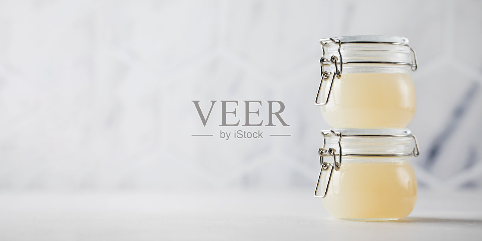 骨汤在玻璃罐中储存。健康饮食的概念。副本的空间。照片摄影图片