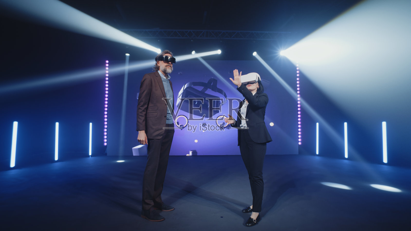 两个戴着增强现实眼镜的主持人照片摄影图片