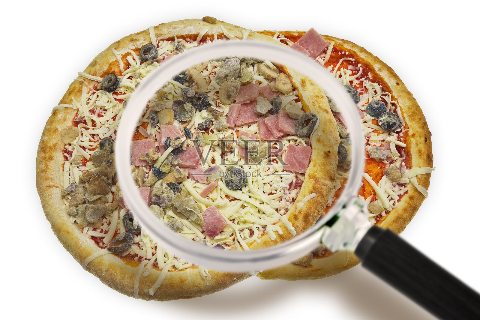 HACCP -危害分析和关键控制点-食品行业的食品安全和质量控制-“通过放大镜看到的工业冷冻意大利披萨包装玻璃纸的概念照片摄影图片