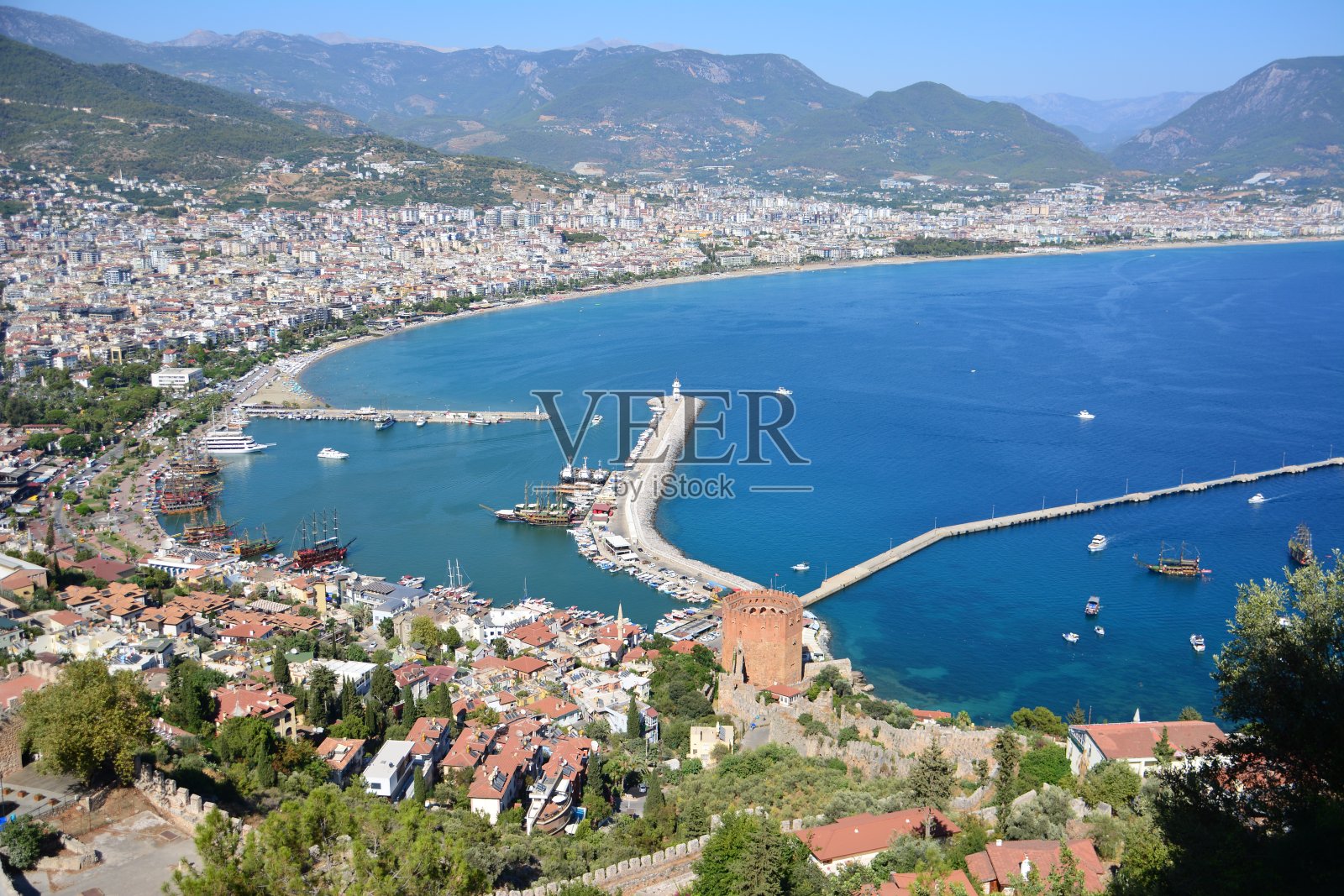 在Alanya有一个海港和灯塔，从山顶可以看到照片摄影图片