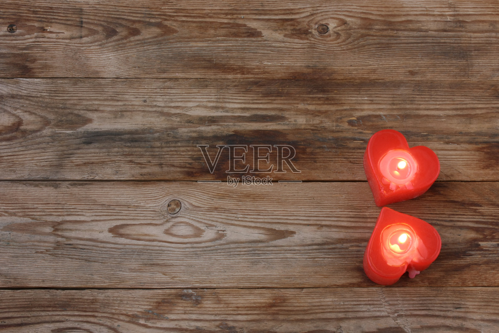 木桌上两支红心蜡烛，俯视图照片摄影图片